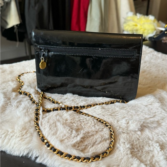 CHANEL Patent CC Wallet on Chain - Picture 5 of 6